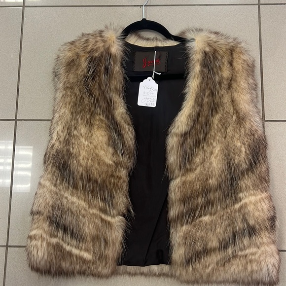 Fur vest size fits small to medium - Picture 1 of 3